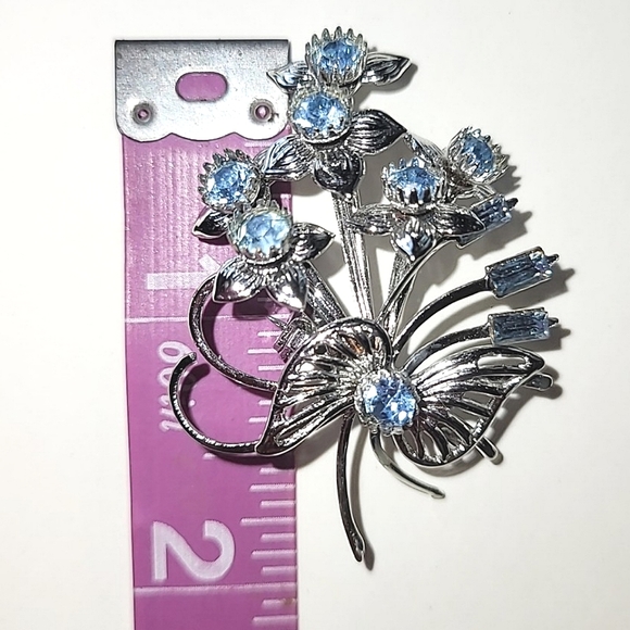 VINTAGE BLUE RHINESTONE FLORAL BOUQUET BROOCH - Picture 4 of 7